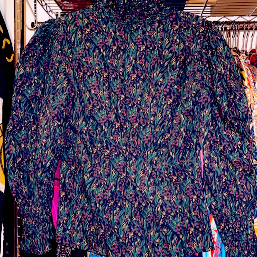 Worn once previously dry cleaned. Fits very nice runs slightly small. ❤️❤️❤️